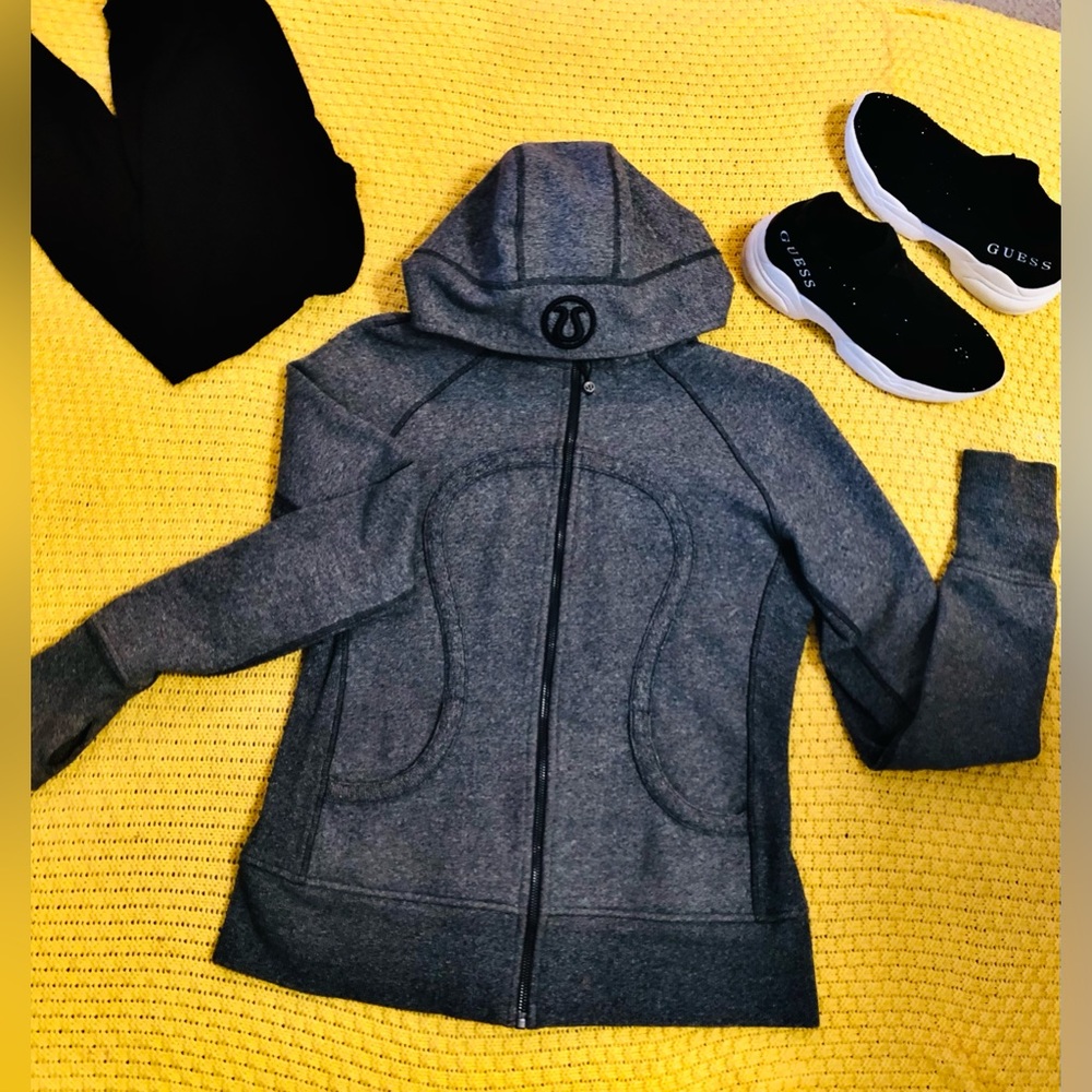 Selling a Lululemon dark gray hoodie🍋🖤